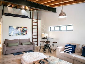 Preciosa casa moderna,  con vista al lago en la entrada del pueblo