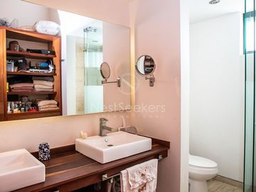 Preciosa casa moderna,  con vista al lago en la entrada del pueblo