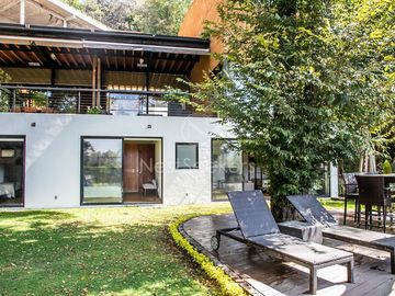 Preciosa casa moderna,  con vista al lago en la entrada del pueblo