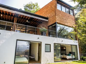 Preciosa casa moderna,  con vista al lago en la entrada del pueblo