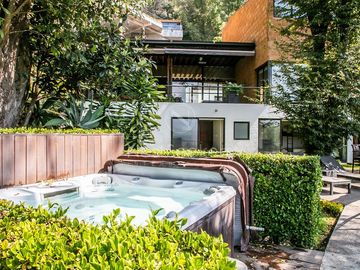Preciosa casa moderna,  con vista al lago en la entrada del pueblo