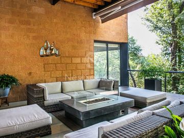 Preciosa casa moderna,  con vista al lago en la entrada del pueblo