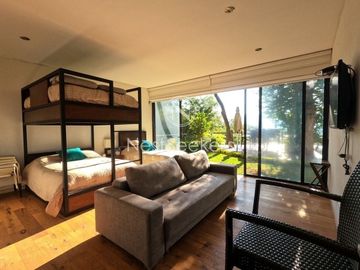 Preciosa casa moderna,  con vista al lago en la entrada del pueblo
