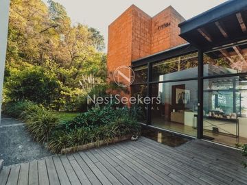 Preciosa casa moderna,  con vista al lago en la entrada del pueblo