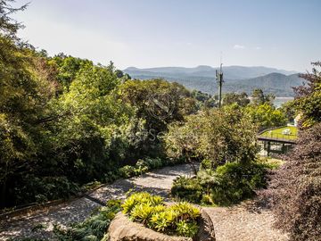 Preciosa casa moderna,  con vista al lago en la entrada del pueblo