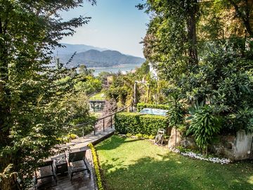 Preciosa casa moderna,  con vista al lago en la entrada del pueblo