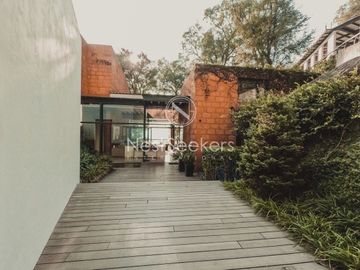 Preciosa casa moderna,  con vista al lago en la entrada del pueblo