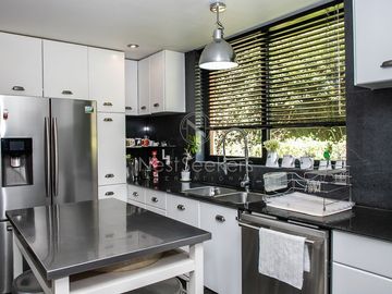 Preciosa casa moderna,  con vista al lago en la entrada del pueblo