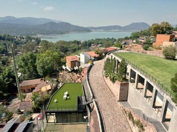 Preciosa casa moderna,  con vista al lago en la entrada del pueblo