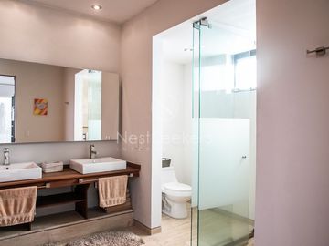 Preciosa casa moderna,  con vista al lago en la entrada del pueblo