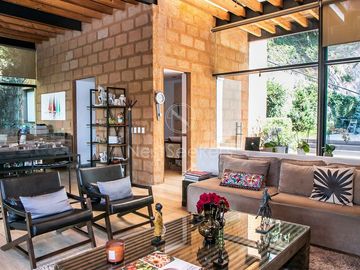Preciosa casa moderna,  con vista al lago en la entrada del pueblo