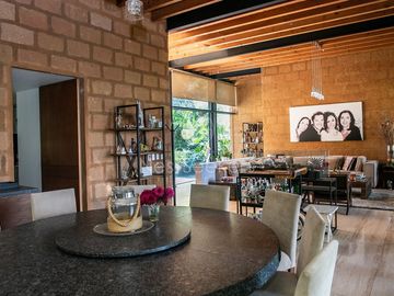 Preciosa casa moderna,  con vista al lago en la entrada del pueblo