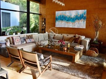 Preciosa casa moderna,  con vista al lago en la entrada del pueblo