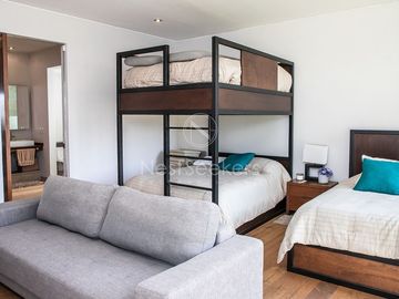 Preciosa casa moderna,  con vista al lago en la entrada del pueblo