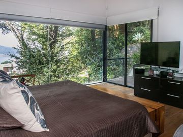 Preciosa casa moderna,  con vista al lago en la entrada del pueblo