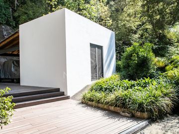 Preciosa casa moderna,  con vista al lago en la entrada del pueblo