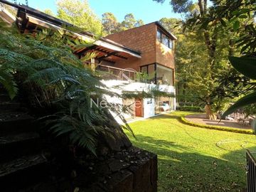 Preciosa casa moderna,  con vista al lago en la entrada del pueblo