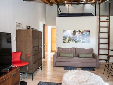 Preciosa casa moderna,  con vista al lago en la entrada del pueblo