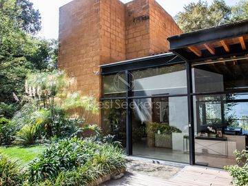 Preciosa casa moderna,  con vista al lago en la entrada del pueblo