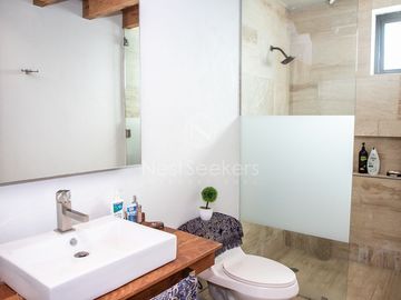 Preciosa casa moderna,  con vista al lago en la entrada del pueblo