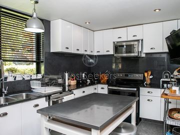 Preciosa casa moderna,  con vista al lago en la entrada del pueblo