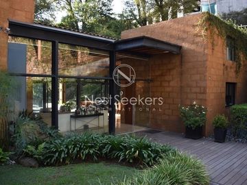 Preciosa casa moderna,  con vista al lago en la entrada del pueblo