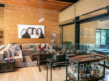 Preciosa casa moderna,  con vista al lago en la entrada del pueblo