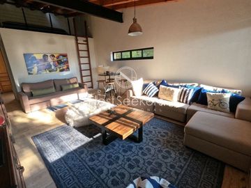 Preciosa casa moderna,  con vista al lago en la entrada del pueblo