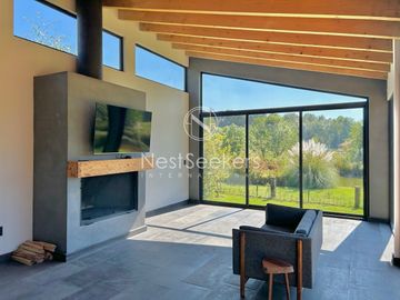 CASA  NUEVA Y MODERNA, RODEADA DE HERMOSAS VITAS AL BOSQUE.