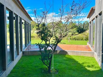 CASA  NUEVA Y MODERNA, RODEADA DE HERMOSAS VITAS AL BOSQUE.