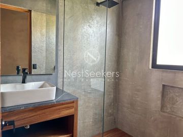 CASA  NUEVA Y MODERNA, RODEADA DE HERMOSAS VITAS AL BOSQUE.