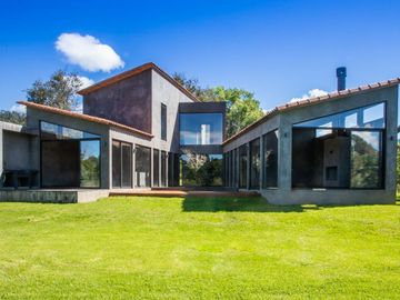 CASA  NUEVA Y MODERNA, RODEADA DE HERMOSAS VITAS AL BOSQUE.