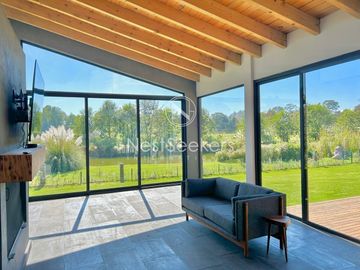 CASA  NUEVA Y MODERNA, RODEADA DE HERMOSAS VITAS AL BOSQUE.