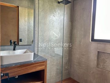 CASA  NUEVA Y MODERNA, RODEADA DE HERMOSAS VITAS AL BOSQUE.
