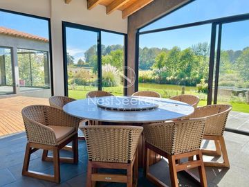 CASA  NUEVA Y MODERNA, RODEADA DE HERMOSAS VITAS AL BOSQUE.