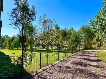 CASA  NUEVA Y MODERNA, RODEADA DE HERMOSAS VITAS AL BOSQUE.