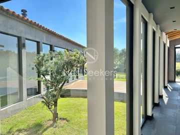 CASA  NUEVA Y MODERNA, RODEADA DE HERMOSAS VITAS AL BOSQUE.