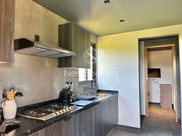 CASA  NUEVA Y MODERNA, RODEADA DE HERMOSAS VITAS AL BOSQUE.
