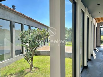 CASA  NUEVA Y MODERNA, RODEADA DE HERMOSAS VITAS AL BOSQUE.