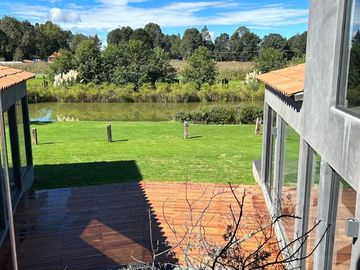 CASA  NUEVA Y MODERNA, RODEADA DE HERMOSAS VITAS AL BOSQUE.