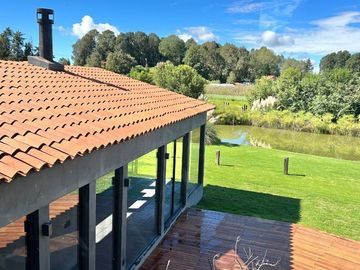 CASA  NUEVA Y MODERNA, RODEADA DE HERMOSAS VITAS AL BOSQUE.