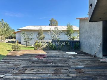 CASA  NUEVA Y MODERNA, RODEADA DE HERMOSAS VITAS AL BOSQUE.
