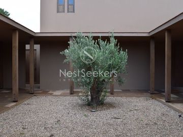 Casa en venta en condominio en entorno de montañas y bosque.