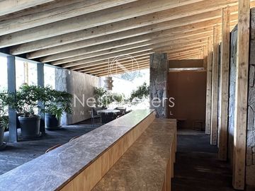 Casa en venta en condominio en entorno de montañas y bosque.