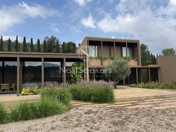 Casa en venta en condominio en entorno de montañas y bosque.