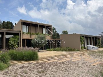 Casa en venta en condominio en entorno de montañas y bosque.