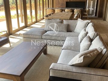 Casa en venta en condominio en entorno de montañas y bosque.