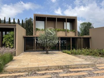 Casa en venta en condominio en entorno de montañas y bosque.