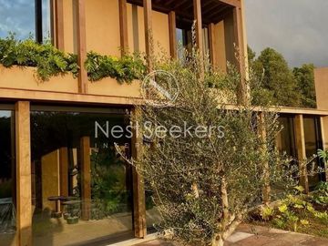 Casa en venta en condominio en entorno de montañas y bosque.