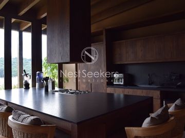 Casa en venta en condominio en entorno de montañas y bosque.